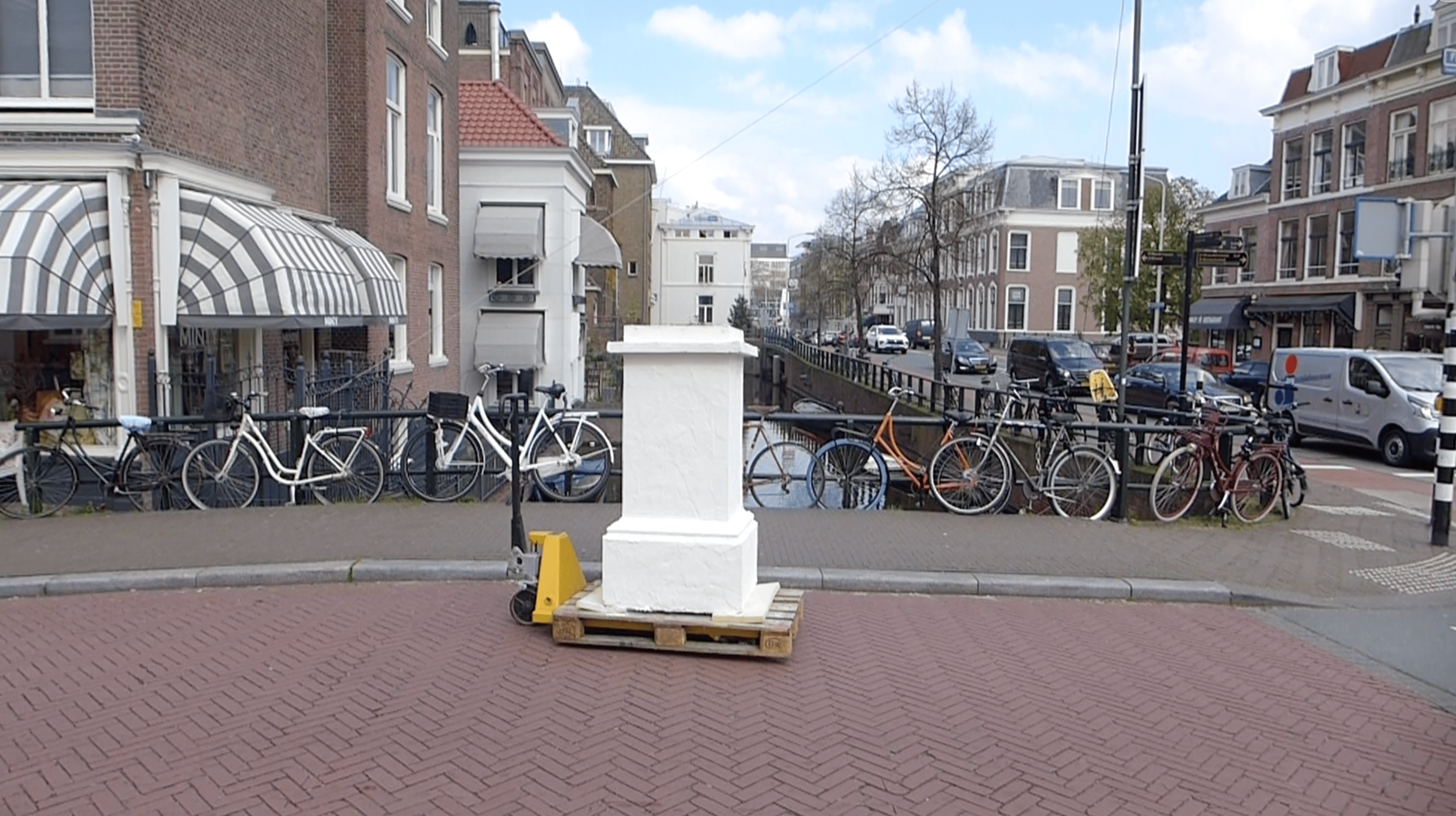 photo of the transportation of the fountain sculpture